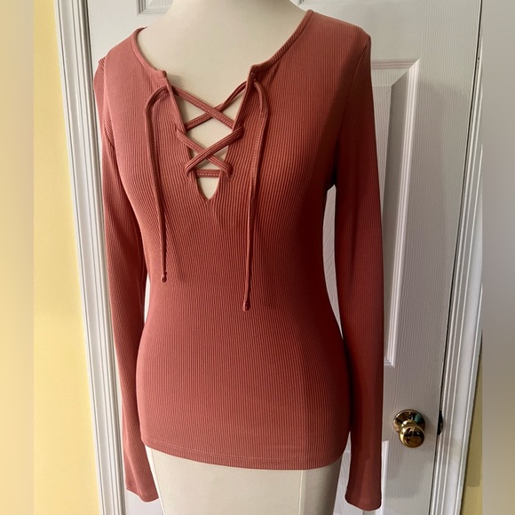 Woman’s Hollister Long Sleeve Top - Picture 2 of 12